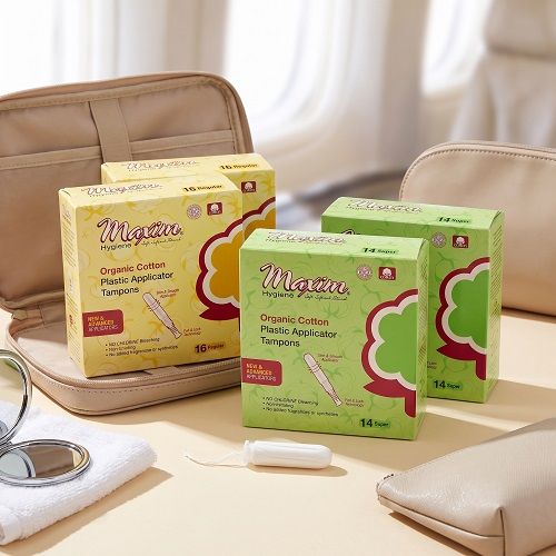Maxim organic cotton plastic applicator tampons box (super absorbency) with a tampon shown in front, featuring pull-and-lock applicator technology, chlorine-free cotton, and no added fragrances.